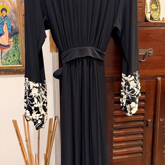 Soma elegant 2 piece embroidered black and white gown & robe set. - Picture 3 of 9